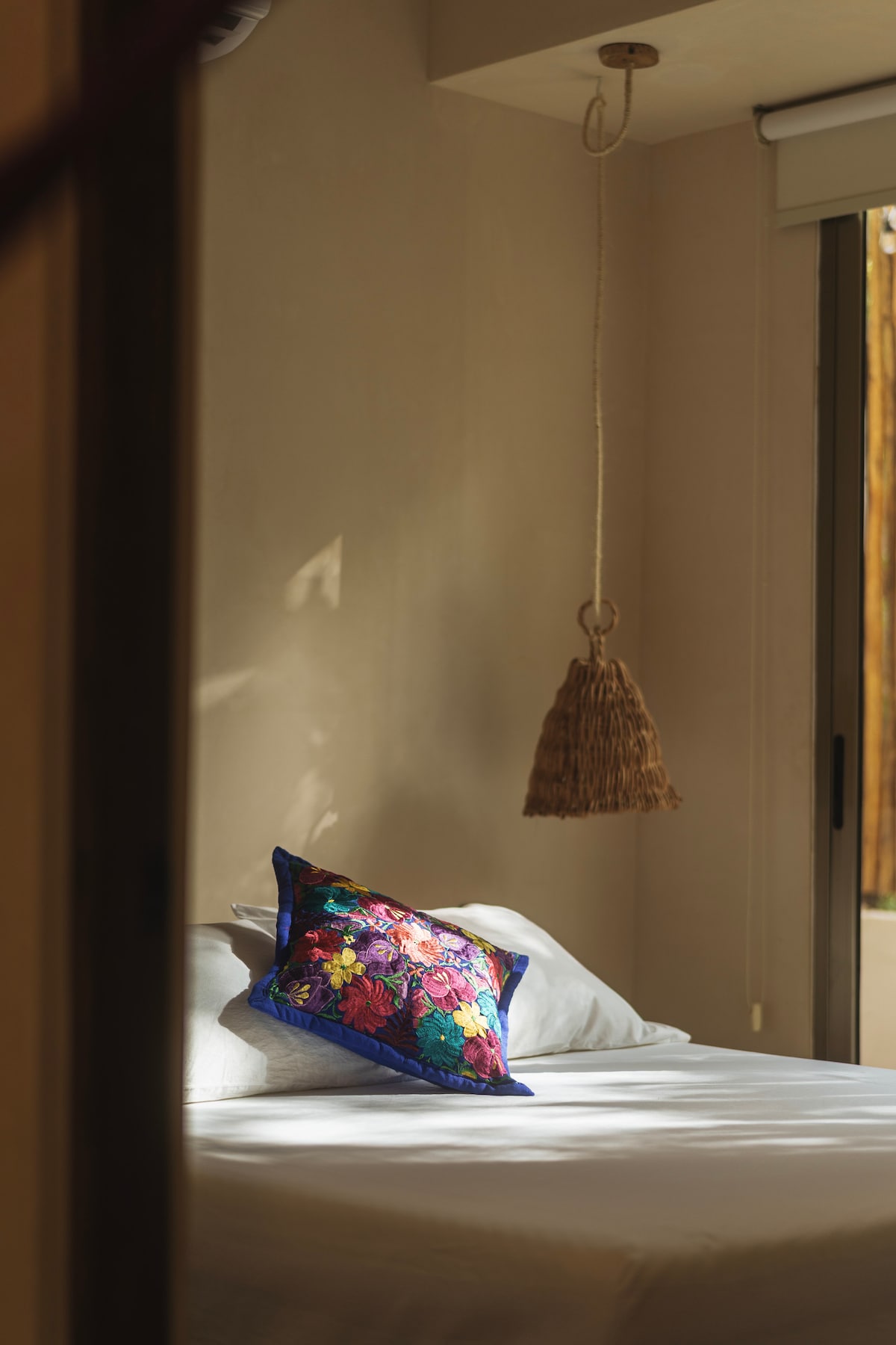 Slaapkamer met queensize bed.