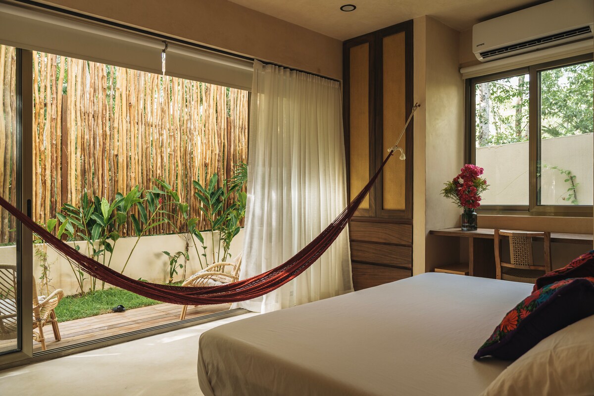 Hoofdslaapkamer met kingsize bed en eigen terras.