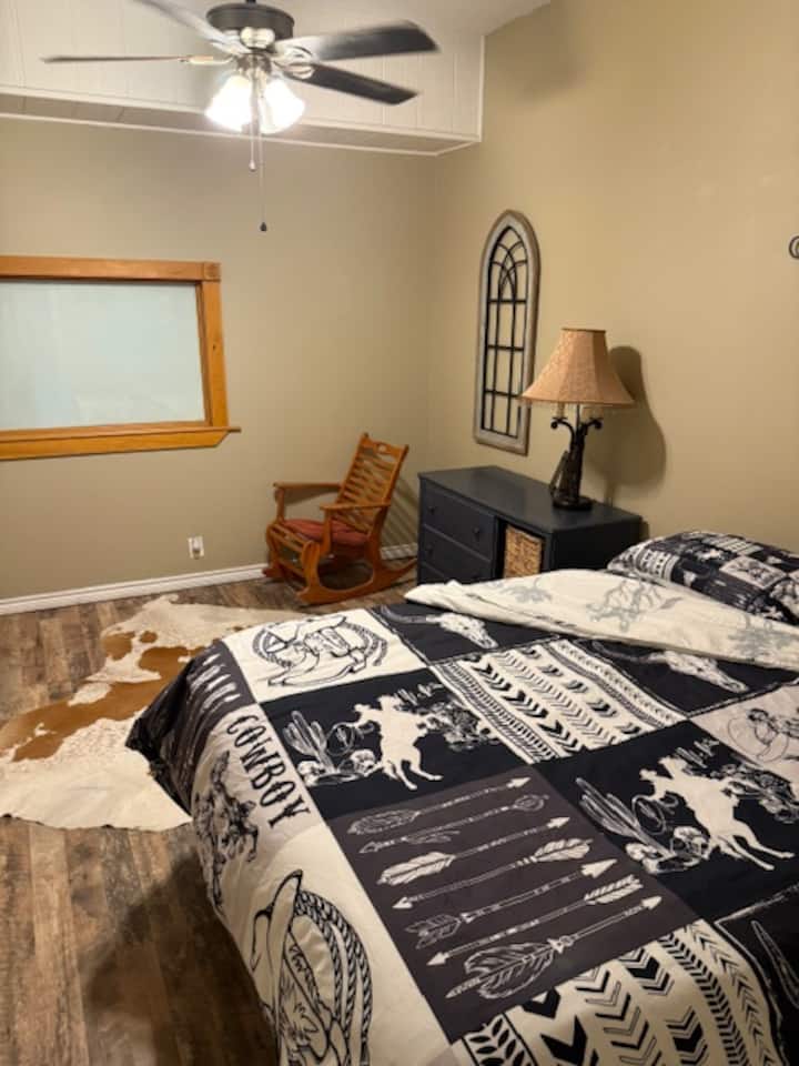 غرفة نوم خلفية مع سرير بحجم كوين. 