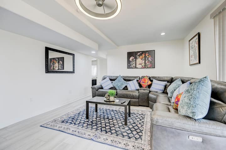 ისიამოვნეთ შოუებისა და ფილმების ყურებით დიდ ეკრანიან ტელევიზორში, მყუდრო გარემოში, ტყავის შეზლონგებზე.