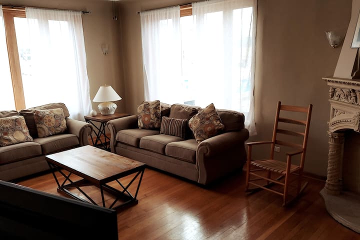 Spacious 3 Bedroom Historic Chicago Apt w/Parking