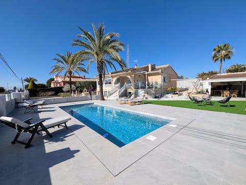 Large renovated Holiday House with private pool