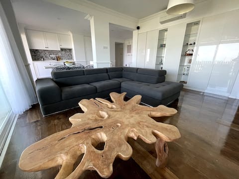 Beachfront 4 Bed Apartment on Resort