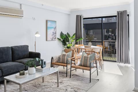 65 Inch TV | Gym | Pool | Stylish & Central