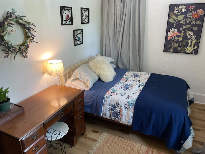 חדר שינה 2 עם עמדת עבודה נוספת ומערכת ארונות.