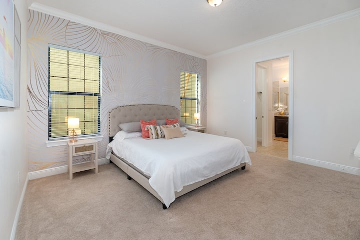 ¿Hay abuelos o adolescentes mayores en tu grupo? Este baño/cama del primer piso proporciona fácil acceso y separación de otras habitaciones.