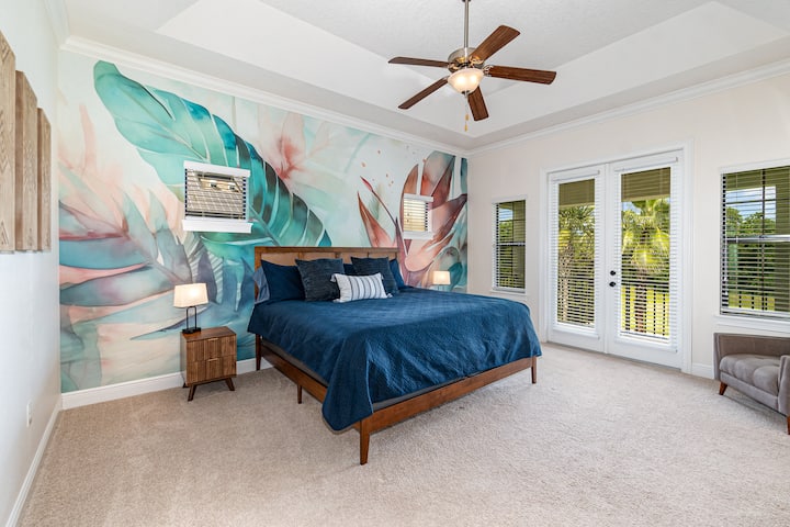 Balcón privado frente a la piscina y al hoyo 2 en el campo de golf Jack Nicklaus