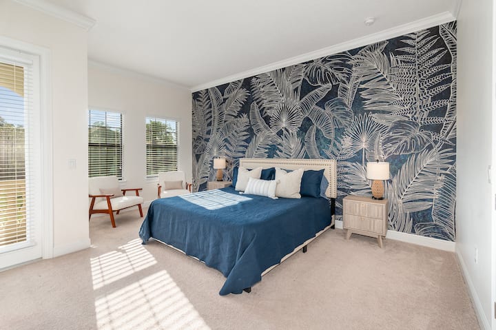 Hermoso dormitorio privado ubicado en el segundo piso con baño privado/balcón.