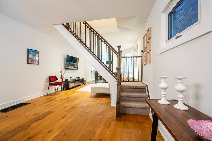 Spacious 2BR Home Near Downtown In Trendy Wychwood gallery image 3