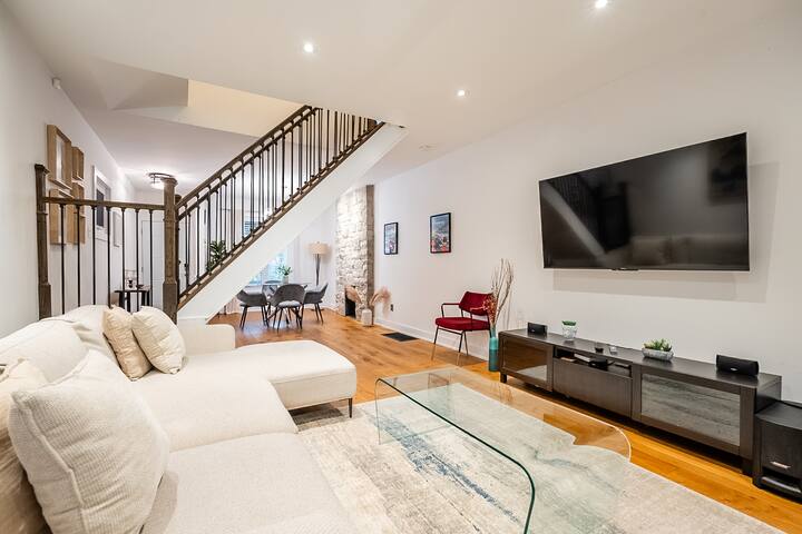 Spacious 2BR Home Near Downtown In Trendy Wychwood gallery image 2