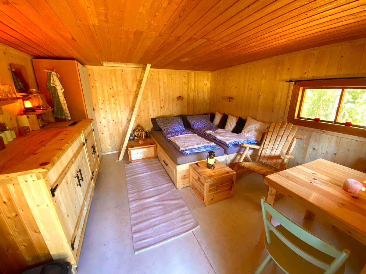 מיטה זוגית גדולה (180x200 ס"מ) שניתן גם להפריד לשתי מיטות (90x200 ס"מ). יש גם לופט שינה, אבל זה מתאים רק לילדים קטנים.