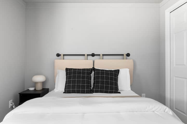 Секоја спална соба има висококвалитетен душек и е опремена со мека, премиум постелнина за мирен сон.