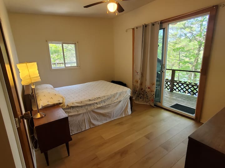 ห้องนอนหลักที่มีทางเข้าถึงระเบียงที่มีหลังคา - ช่วยกันไม่ให้แมลงเข้ามา!