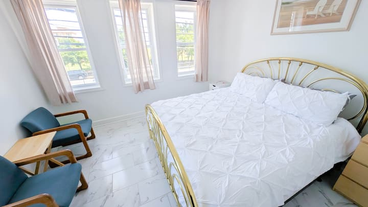 سرير كينج مريح، ومناشف جديدة وكراسي مريحة في انتظارك! ✨