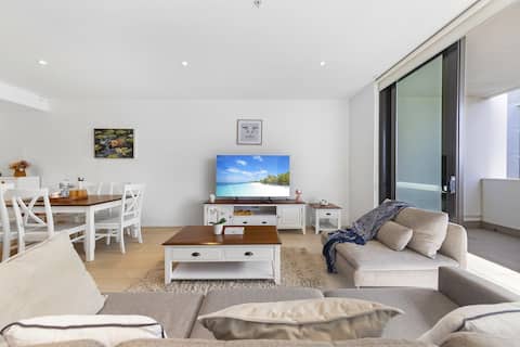 Spacious Condo in Mascot. Doorsteps to Station!