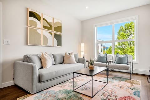 Popular Airbnb listing: New 2BR in DT Golden | AC, Balcony, BBQ, Sleeps 6 in Golden