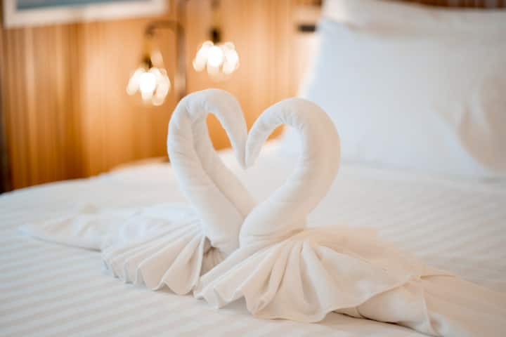 El tercer dormitorio cuenta con una amplia cama de 6 pies para una estancia cómoda.