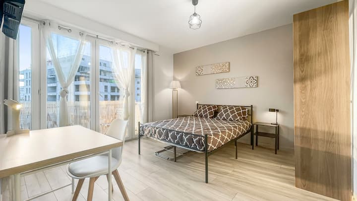 Amplia habitación con cama de 140x190, amplio vestidor, escritorio, Smart TV, balcón privado y persiana eléctrica. Perfecta para una estancia cómoda y luminosa con total tranquilidad.
