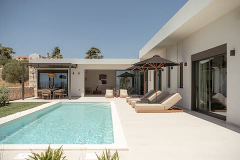 Villa Yoma Luxury Villa with Heated Pool By Helian