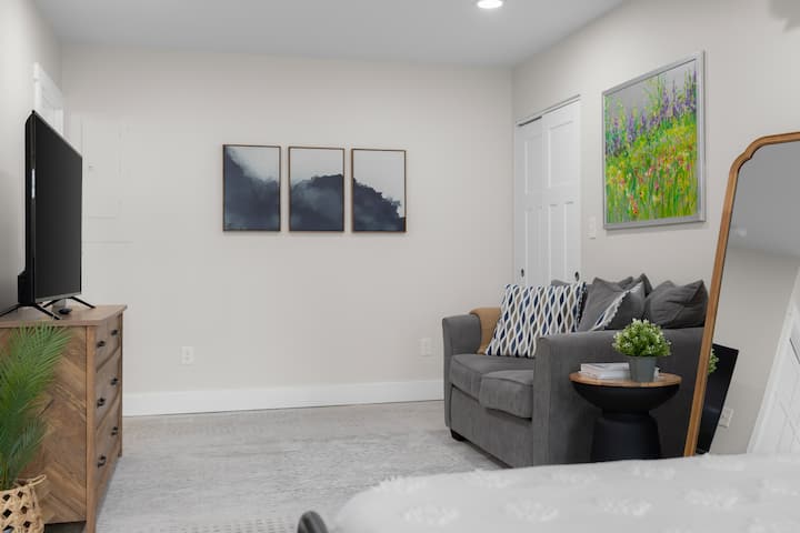 Walkable Studio No Stairs Patio - Columbus, IN