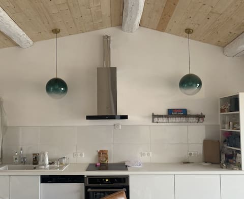 Top Airbnb: Charming apartment, large terrace, downtown! à Sète
