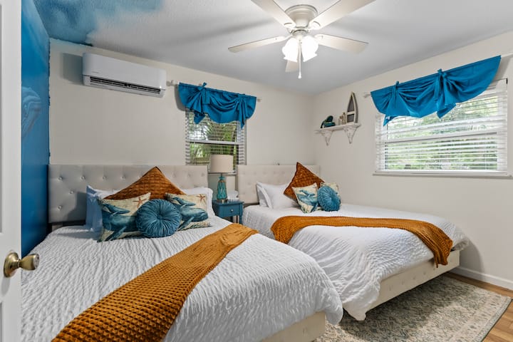 Largohu pranë një balene të butë nënë dhe viçit të saj ndërsa udhëtojnë paqësisht nëpër oqeanin blu. Rrethuar nga prania e tyre e qetë dhe thirrjet qetësuese në thellësi të detit, do të biesh në një gjumë të qetë dhe të mbushur me ëndrra si kurrë më parë.