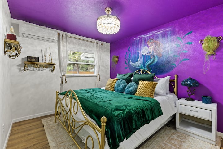 Fli nën shkëlqimin e hënës të mbajtur lart nga udhërrëfyesi yt mistik i sirenës, duke të vëzhguar ndërsa zhytesh në një pushim të thellë dhe të qetë. Ky krevat dopio "king" ofron rehatinë më të mirë, duke e bërë natën tënde po aq të qetë sa oqeani nën dritën e hënës.