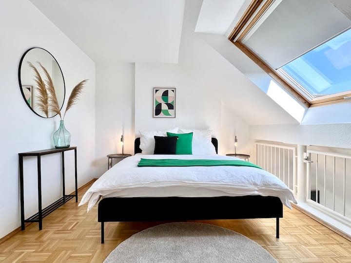 Სინათლით დატბორილი საძინებელი სახურავის ქვეშ – განტვირთვისა და ნაზი გამოღვიძებისთვის.