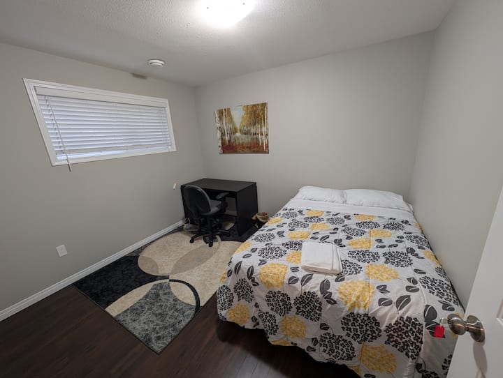 حجم كامل (مرتبة مزدوجة) مع مساحة عمل مخصصة. 