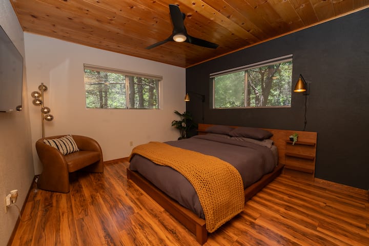 Chambre spacieuse avec matelas à mémoire de forme Queen size et télévision connectée Roku.