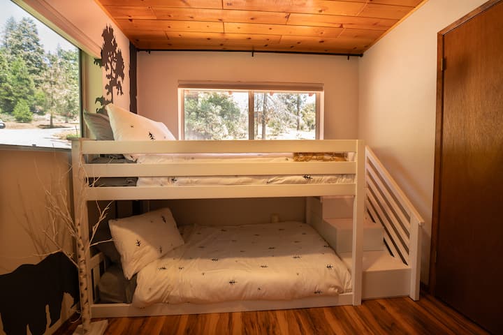 Les lits superposés jumeaux en mousse à mémoire de forme avec télévision connectée Roku peuvent accueillir deux enfants ou deux adultes.