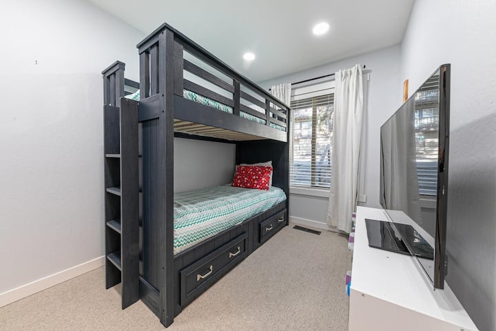 Спалня за гости 2: идеална за деца или приятели с двуетажни легла. Зареден с асортимент от играчки и няколко книги.