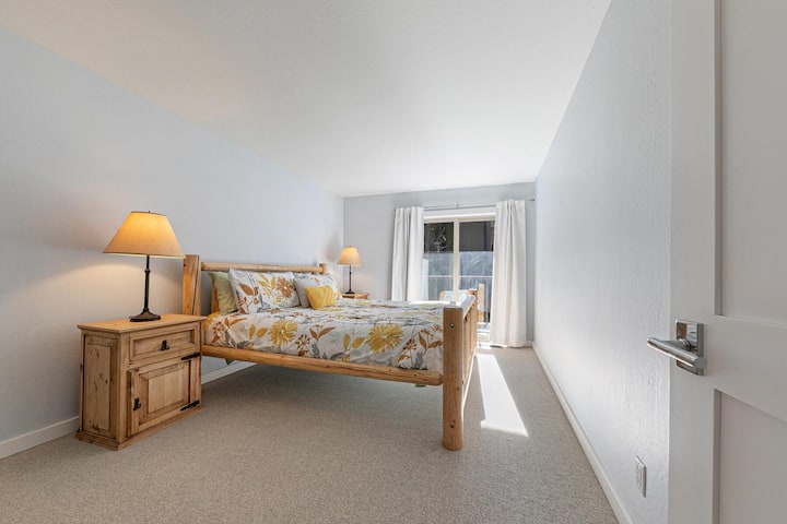 Главен апартамент: оттеглете се в самостоятелната главна спалня с луксозно легло с размер King и самостоятелна баня. Насладете се на сутрешното си кафе или вечерното си питие на собствения си балкон, който предлага и спокоен изглед към дърветата.