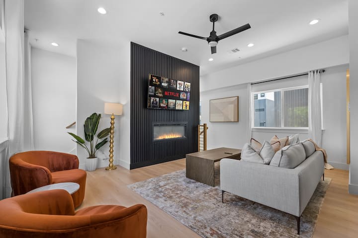 Modern+Central 3BR w/Rooftop, Garage+Skyline View