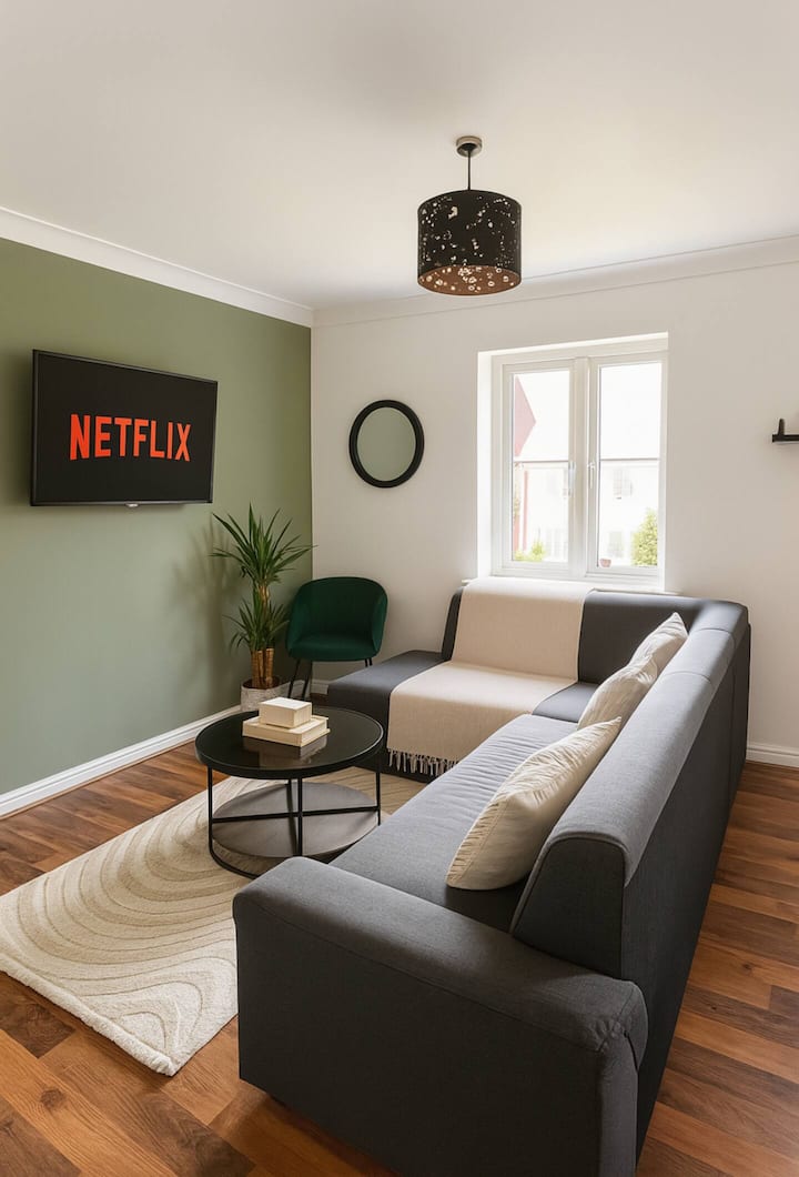 Priestranná a štýlová obývacia izba s pohodlným sedením, inteligentnou televíziou a uvoľnenou atmosférou – ideálna na oddych po dni strávenom vonku. Vychutnajte si Netflix, hru v biliard, šípky v tomto útulnom priestore. Pohovka sa dá rozložiť na manželskú posteľ.