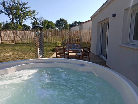 House with private hot tub for 4 to 6 people