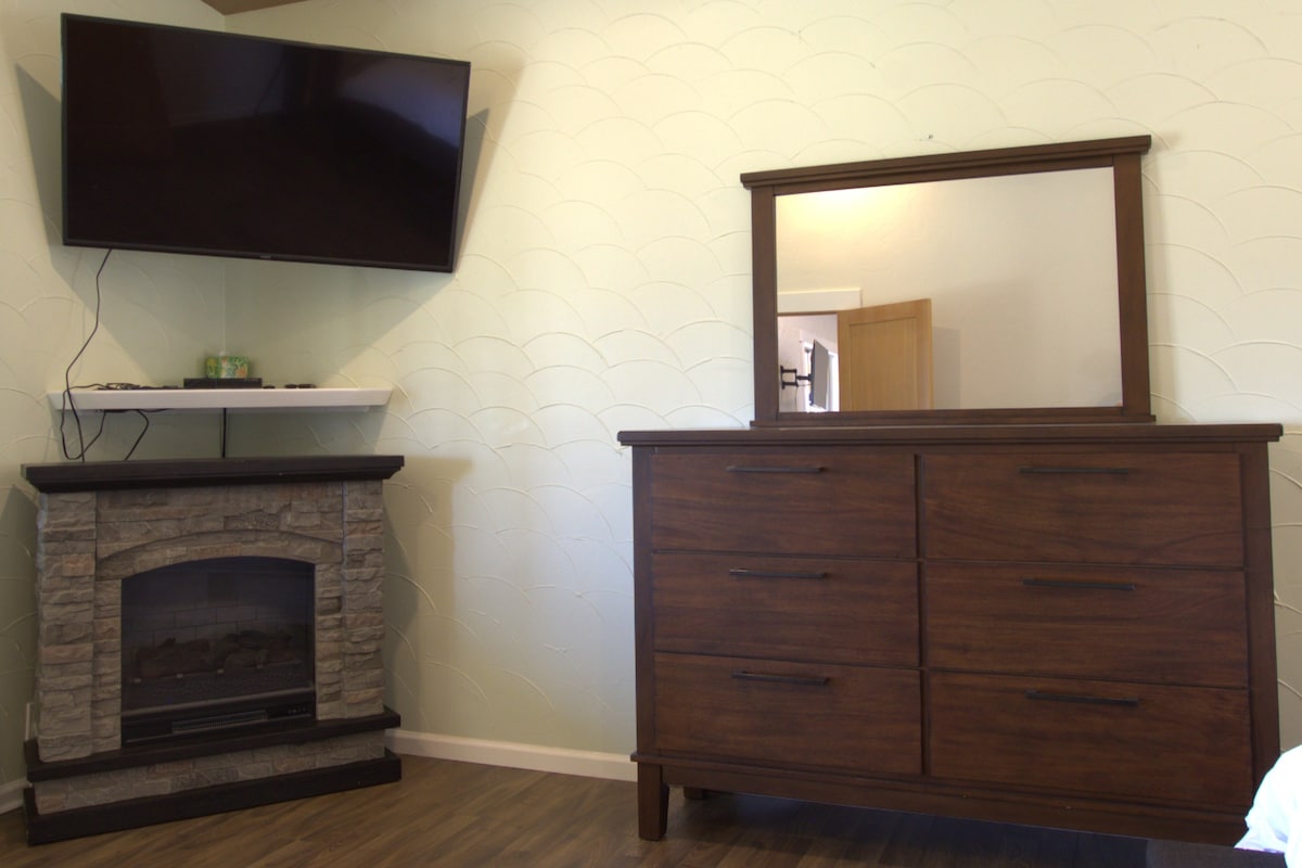 Dormitorio principal con chimenea y TV