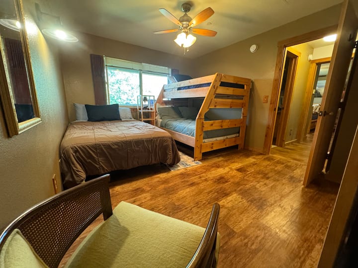 Dos camas completas y una cama doble hacen de esta una habitación ideal tanto para adultos como para niños.  Un gran armario proporciona un amplio espacio de almacenamiento para la ropa.