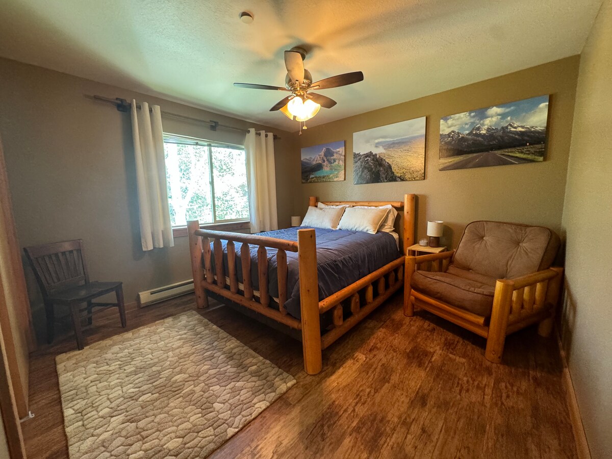 מיטת קווין סייז הופכת את החדר הזה לאידיאלי למבוגרים או לילדים כאחד.  כורסת הפוטון מתקפלת כדי ליצור מקום נוסף לשינה לצעירים.