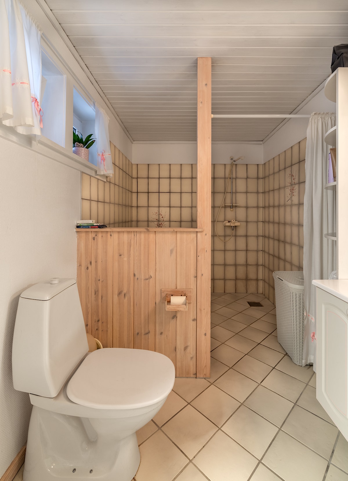 Delt badeværelse at visitHOMES – Sea-view double room in Leirvík