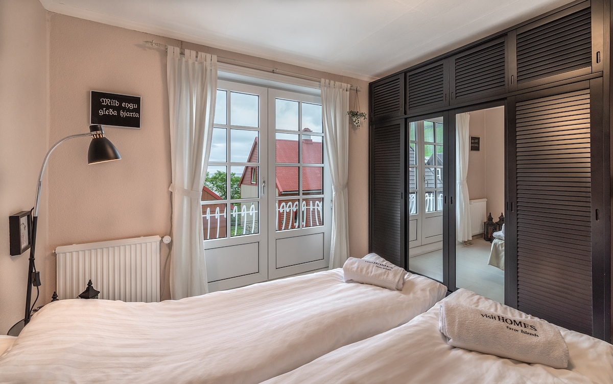 Budget double room at visitHOMES – Sea-view double room in Leirvík