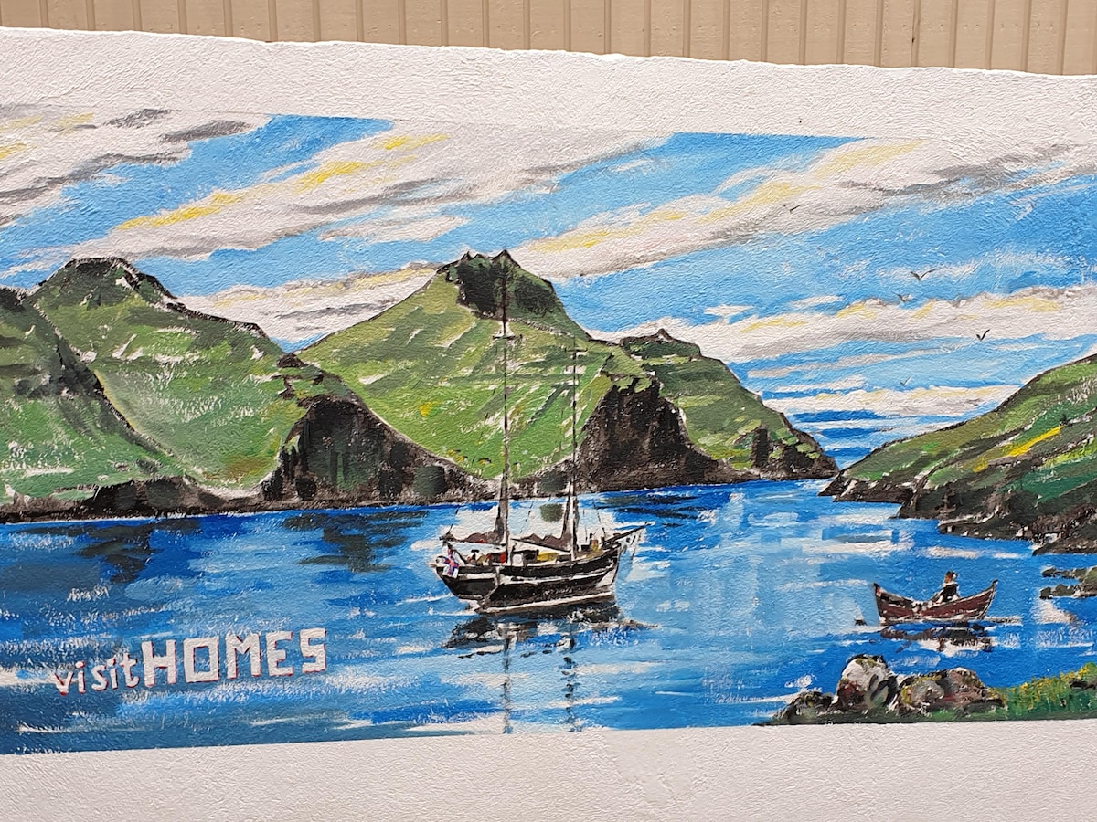 Maleri at visitHOMES – Sea-view double room in Leirvík