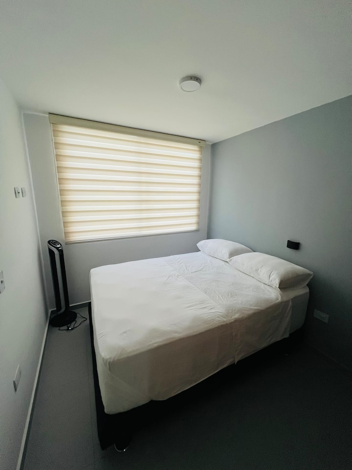 Საწოლი ლუქს-კლასის მატრასით 140x190 სმ ყუთის ზამბარაზე. Ის გთავაზობთ შესანიშნავ მხარდაჭერასა და სინაზეს ღრმა და კომფორტული დასვენებისთვის. Იდეალურია ენერგიის დასატენად, როგორც სახლში (ან უკეთესი!). 