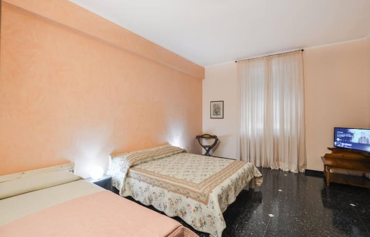 Საძინებელი 3 საწოლით (1 ორადგილიანი საწოლი და 1 ერთადგილიანი საწოლი), სმარტ-ტელევიზორით, პირადი ნივთების შესანახად განკუთვნილი გარდერობით