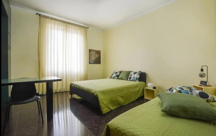 Საძინებელი 3 საწოლით (1 ორადგილიანი საწოლი და 1 ერთადგილიანი საწოლი), სმარტ-ტელევიზორი, სასწავლო მაგიდა ერთი ადამიანისთვის, დიდი კარადა პირადი ნივთების შესანახად