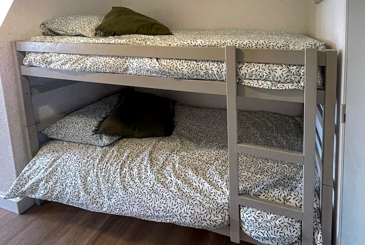  Prostor za spavanje s udobnim krevetima na kat, savršen za djecu ili prijatelje. 

Mekani kreveti i ugodna atmosfera u ovom smještaju za odmor u Le Grau du Roi, blizu plaže i trgovina.

