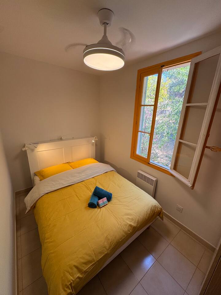 U spavaćoj sobi nalazi se bračni krevet i ventilator na stropu. Savršeno za dobar san.