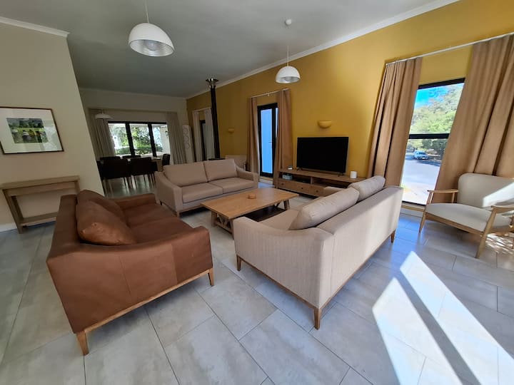 Spacious Home With Pool In Heart Of Franschhoek - Franschhoek