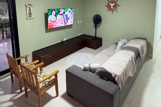 Obývacia izba s rozkladacou pohovkou a 70-palcovou TV pre pohodlné sledovanie filmov alebo videí!