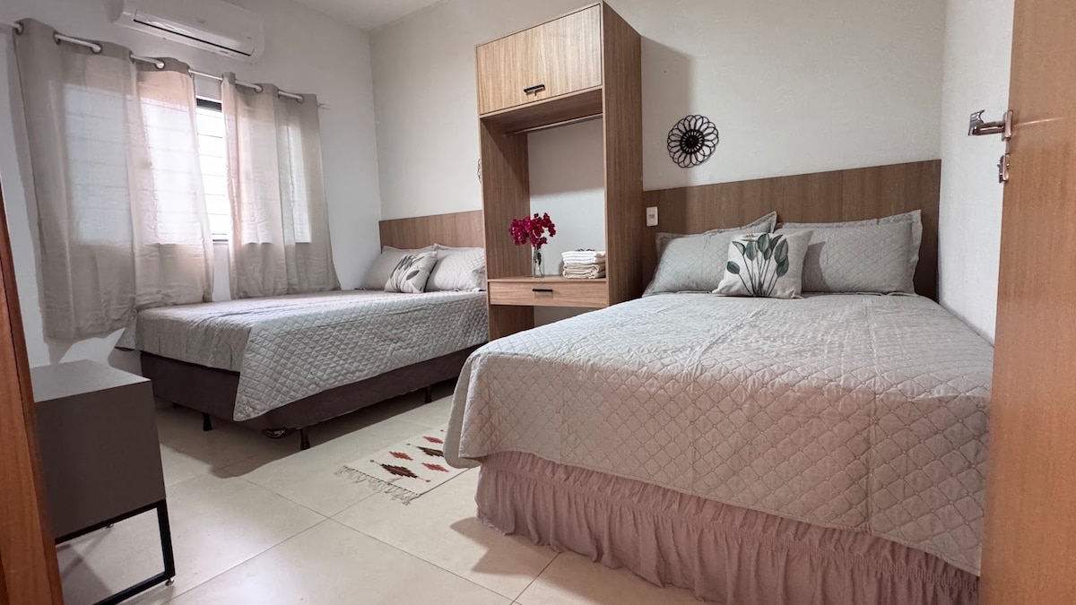 Dvojlôžková izba pre väčšie pohodlie s posteľami veľkosti Queen, útulnými vankúšmi a personalizovanou posteľnou bielizňou.